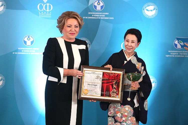 Премия «Общественное признание» - символ Евразийского женского форума