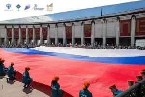 День Государственного флага России: Триколор площадью в тысячу квадратных метров развернут у Музея Победы