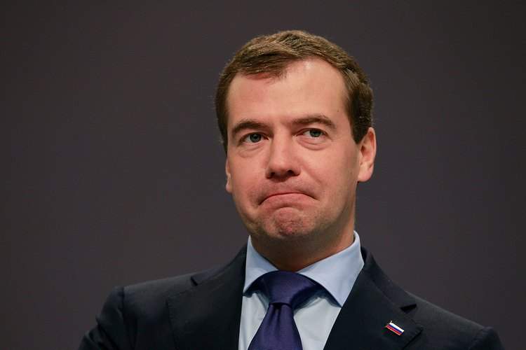Медведев лоббирует электронные трудовые книжки и дорогу за миллиард