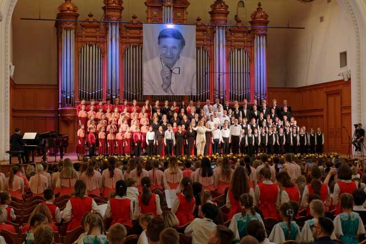 90-летие Георгия Струве: Часть песен была исполнена сводным хором, состоящим из тысячи человек