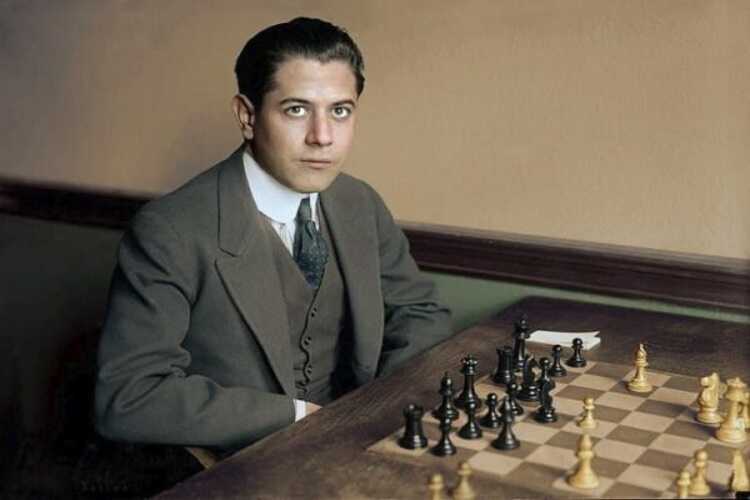 «Шахматный небожитель»: выставка, посвященная великому Капабланке