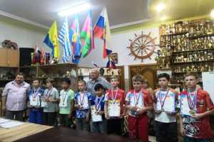 У юных московских шашистов 15 медалей