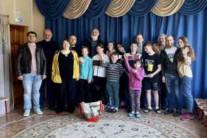 «Дорогая Фаина Борисовна» и «Настоящий писатель» совершили автопробег по детским домам Подмосковья