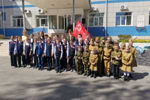 «Окна Победы»: ребята из детского центра при Троицком храме приняли участие в патриотической акции