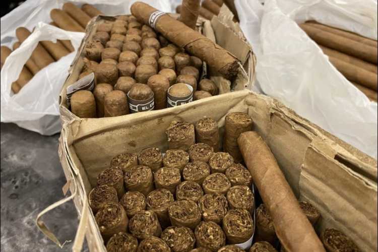Внуковские таможенники пресекли канал контрабанды кубинского рома и элитных сигар