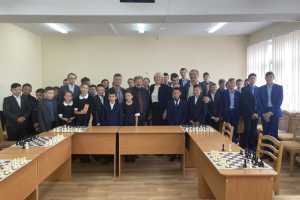Геннадий Шантуров наградил шахматистов из многодетных семей