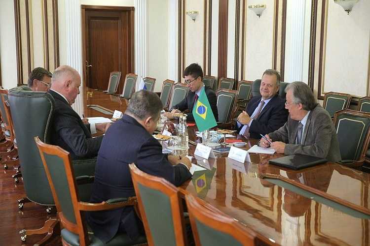 Сенатор Карасин обсудил взаимодействие с Послом Бразилии в России Родриго Баэна Соаресом