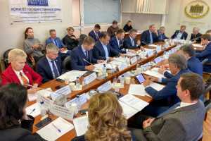 Депутаты обсудили законопроект о Государственном флаге, гимне России и бюджет